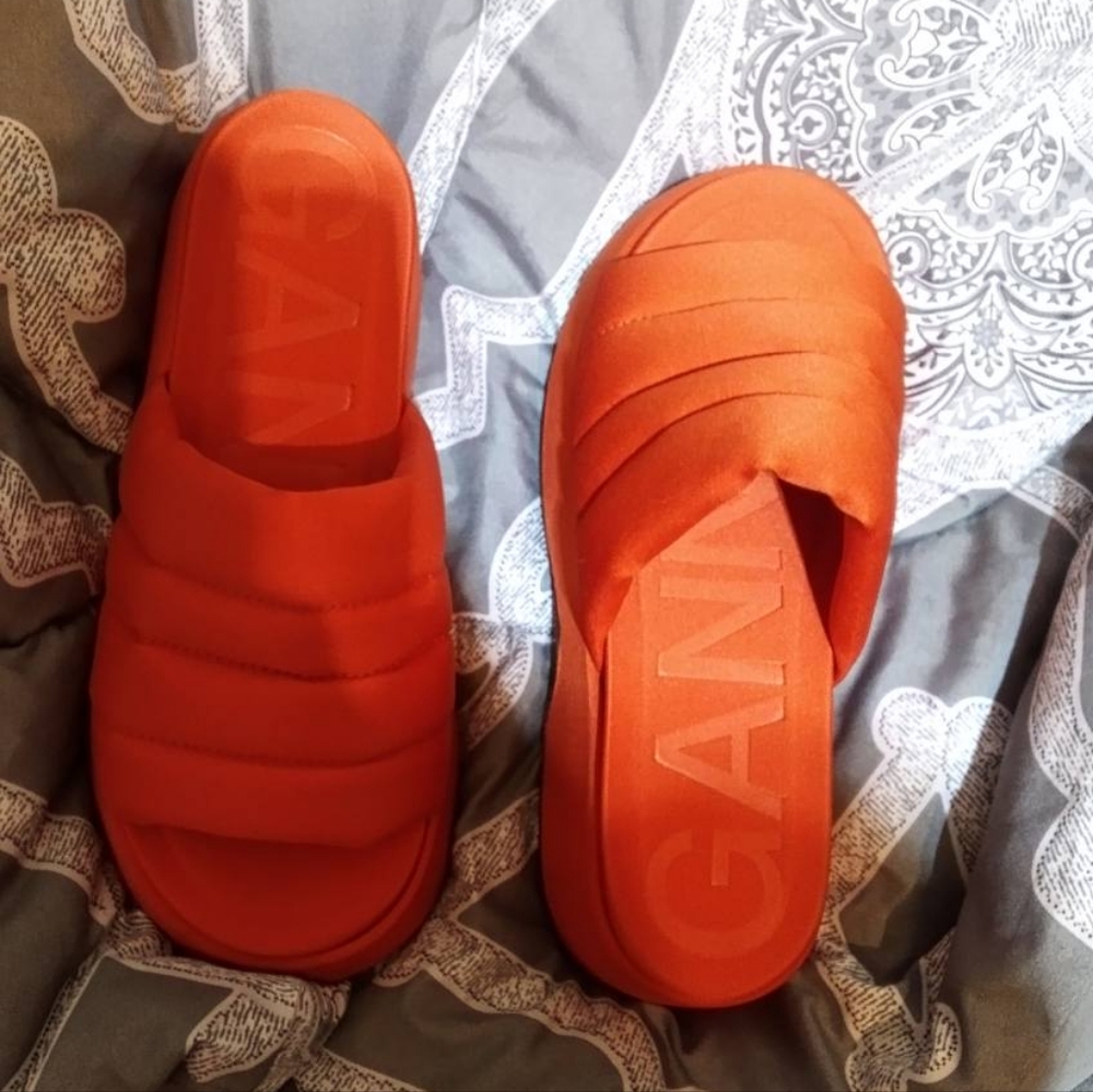 Size 5 1/2 Orange Ganni slide on!!